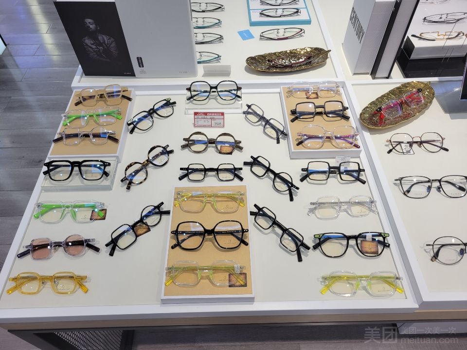 康利眼镜门店镜框展示区实拍