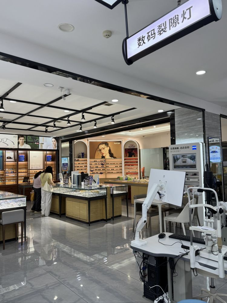 康利眼镜门店镜片展示区实拍